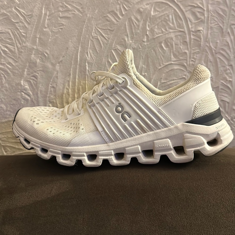 Woman size 8 On Running shoes